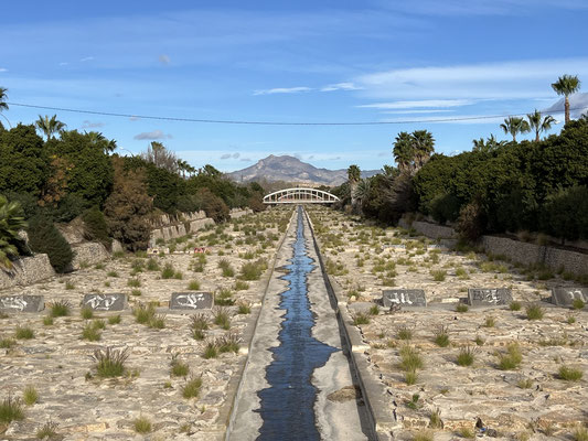 Die Agglomeration Alicante ist riesengross. Wir überqueren dieses Flussbett, das vor allem bei Regen Wasser führt.