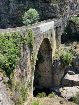 Wir fahren ins 60km entfernte Dorf, Alvarenga, im Tal des Rio Paiva. Nach gut zwei Stunden, einigen Höhenmetern und über 100 Kurven auf schmalen und schlechten Strassen, fahren wir über diese Brücke.