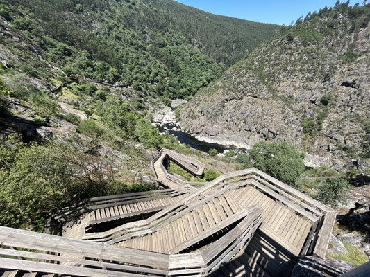 Wir sind mit dem spektakulären Holzsteg zufrieden(für 2Euro, online gelöst) und steigen 550 Treppenstufen zum Rio Paiva runter.