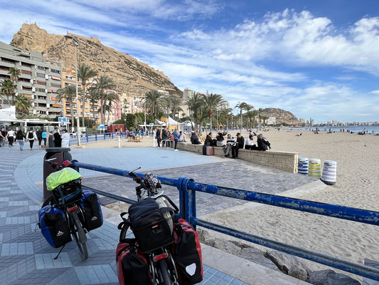 Am Plaza Puerta del Mar machen wir einen kurzen Halt und fahren dann weiter.