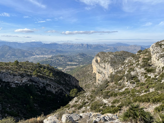 Wir geniessen die Aussicht und beschliessen noch bis zum Kreuz von Denia zu wandern.