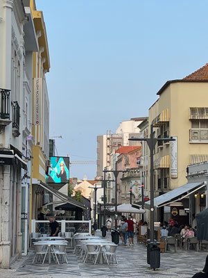 ... eine schöne Einkaufsstrasse mit vielen Restaurants.