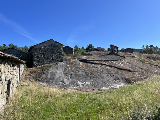 Das Dorf Almargem ist in hügeliges Gelände eingebettet. 