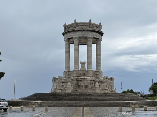 ... wo wir bei diesem Denkmal aufs Meer blicken können.