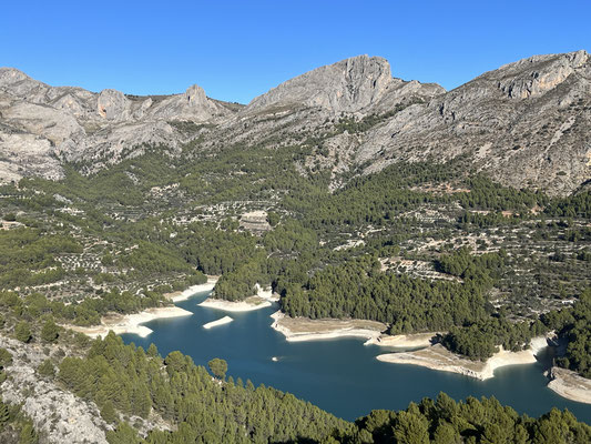 Vom Gemeindeplatz des kleinen Dorfes aus sieht man sehr schön zum Stausee runter und in die Berge.