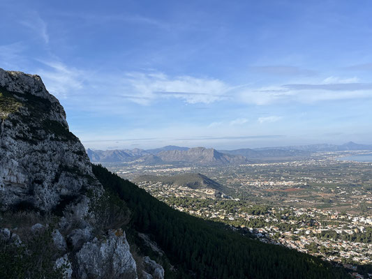 Es geht im Schatten der steilen Bergflanke entlang, immer höher und steiler.