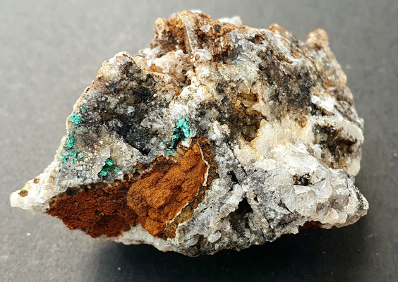 Stufe aus dem Quarzgang mit Bergkristall, Malachit und Limonit  7x4 cm