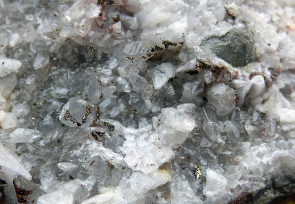 Pyritkristalle auf Calcit