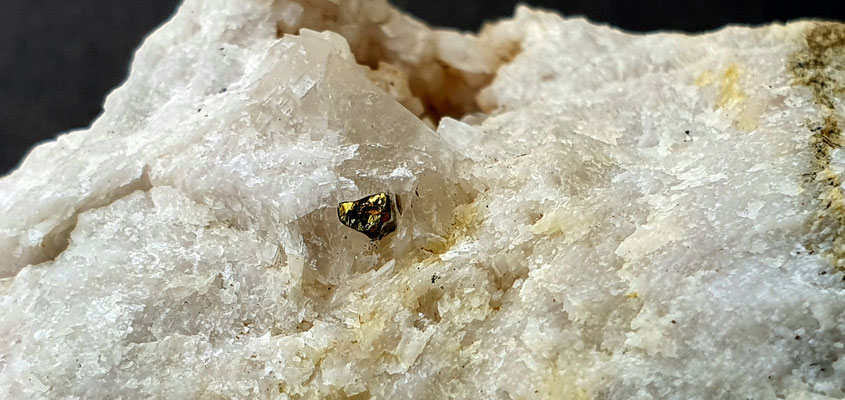 Chalkopyritkristall in Calcit BB ca. 2 cm
