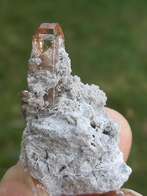 Topaskristall  ca. 2 cm auf Matrix