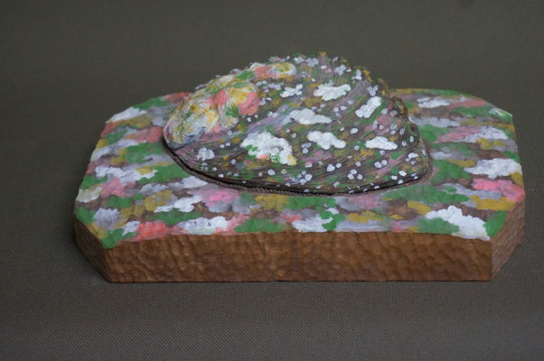 木15-1　磯のアワビの両想い　サイズ　7ｃｍX21ｃｍｘ15ｃｍ　楠材　顔料　