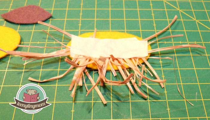 These small pieces of straw are to be sewn between the two parts and stay put / remain in position