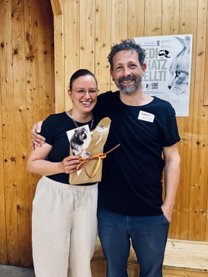 Eva Suhner, Vizepräsidentin des Schweizer Tierschutz STS und der abtretende Präsident Robert Di Falco.