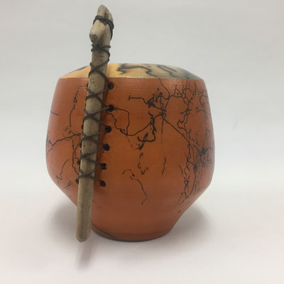 raku technieken, terra sigillata en paardenhaar; drijfhout en lederen koord; decoratieve vaas ca. 15 cm € 45