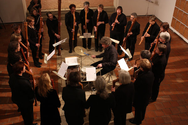 Performance „Schweigen“ von Roland Hächler Christa Hunziker, Alte Kirche Härkingen, 2013 (Photo insieme.li) 
