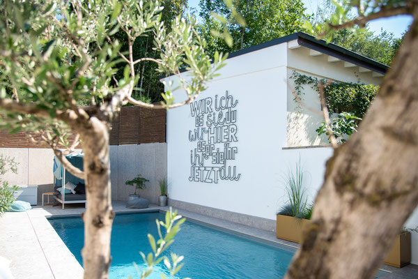 Barbara Reck-Irmler · WIR HIER JETZT · 2023 · Edelstahl pulverbeschichtet, Textil · 270 x 275 x 10 cm· Private Sammlung