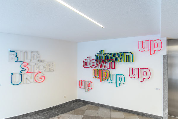 Barbara Reck-Irmler · Bildstörung · 2025 · Textil, Schichtholz · 122 x 92 x 3 cm | up down · 2023 · Installation, Textil, Schichtholz · 335 x 160 x 15 cm