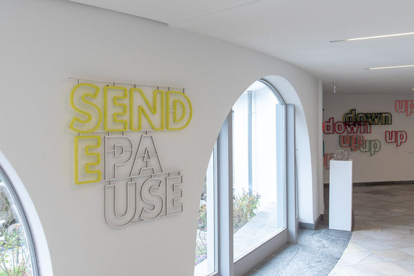 Barbara Reck-Irmler · Sendepause · 2025 · Textil, Schichtholz · 97 x 92 x 3 cm