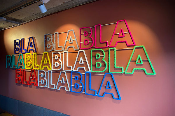Barbara Reck-Irmler · BLA BLA BLA · 2026 · Installation, Textil, Schichtholz · 400 x 120 x 3 cm