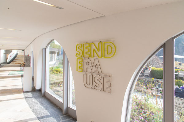 Barbara Reck-Irmler · Sendepause · 2025 · Textil, Schichtholz · 97 x 92 x 3 cm
