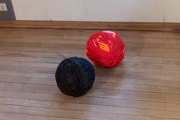 Barbara Reck-Irmler · Verdichtung 2 (rot), 5 (schwarz) · 2022 · Textil · Ø 34, 32 cm 