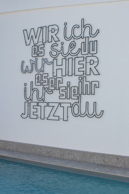 Barbara Reck-Irmler · WIR HIER JETZT · 2023 · Edelstahl pulverbeschichtet, Textil · 270 x 275 x 10 cm