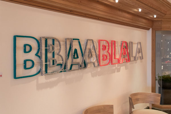 Barbara Reck-Irmler · BLA BLA BLA · 2025 · Textil, Schichtholz, 5 Teile · 300 x 39 x 6 cm