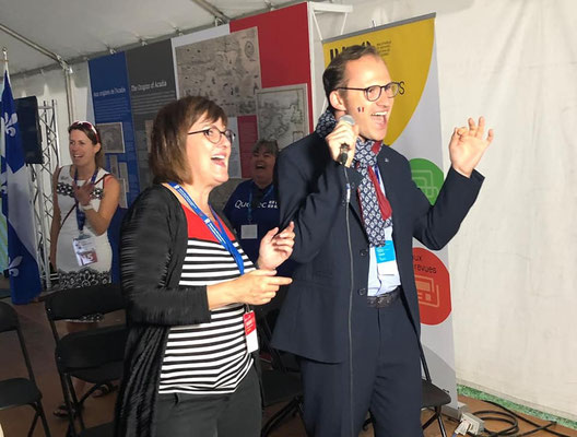 Pousser la chansonnette au Congrès mondial acadien sur un air de Ginette Reno