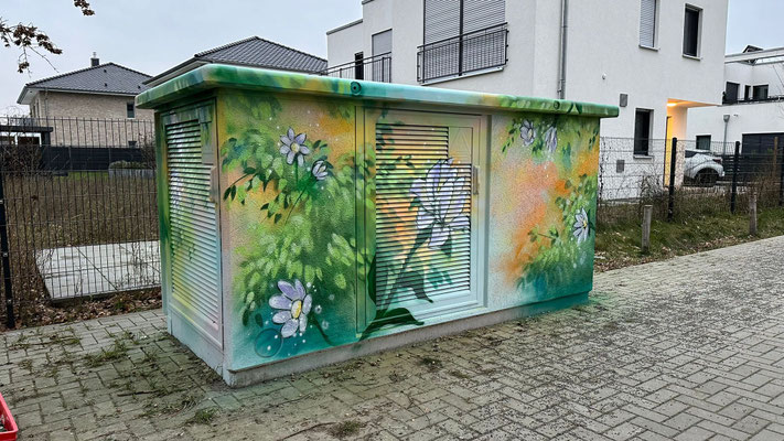 etailreiche Wandmalerei auf Beton, die zeigt, wie technische Elemente wie Lüftungsschlitze kreativ integriert werden. Hochwertige Umsetzung individueller Entwürfe durch Appolloart, tätig bundesweit.