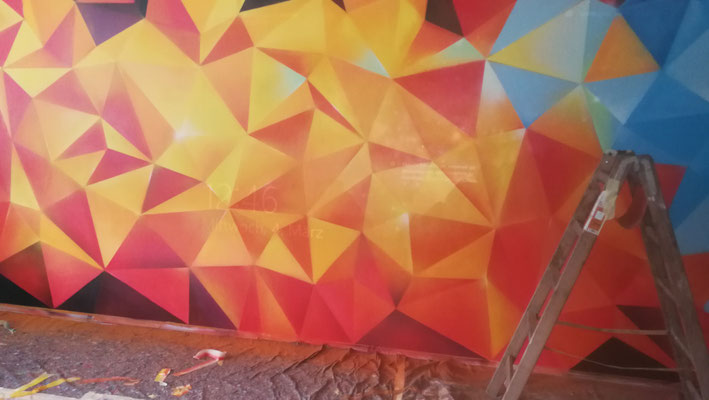 Profi Wandbild-Design: Detailarbeit mit der Sprühdose am Feuerwehr-Wandbild im Kinderzimmer.