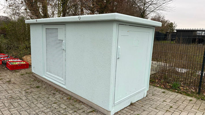 Vormals grauer Beton-Verteilerkasten, der durch eine professionelle, farbenfrohe künstlerische Gestaltung optisch stark aufgewertet wurde. Appolloart verwandelt solche Zweckbauten bundesweit in Hingucker.
