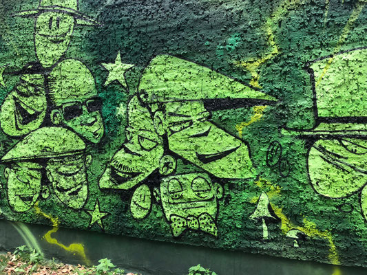 Moderner Vandalismusschutz durch vollflächige Graffiti-Gestaltung an einem Technikgebäude. Dieser "Urban Art"-Stil präventiert Schmierereien, angeboten von Appolloart in ganz Deutschland.