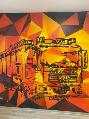 Wandbild-Design Kinderzimmer: Fertiges Feuerwehr-Wandbild, realisiert mit der Sprühdose.