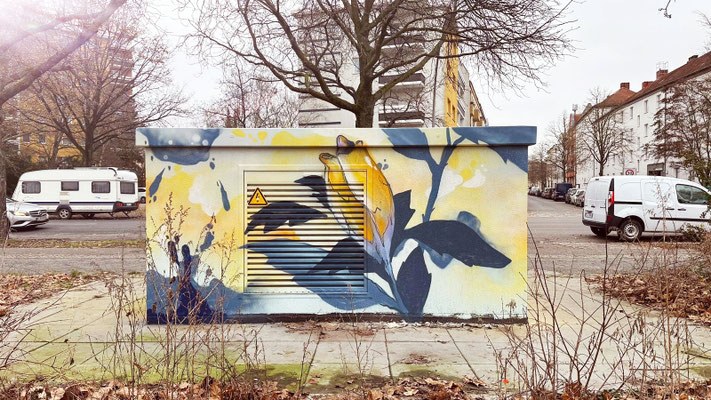 Gesamtansicht des bemalten Trafohäuschens, das sich in die Umgebung einfügt. Appolloart integriert Kunst am Bau für Kunden deutschlandweit.