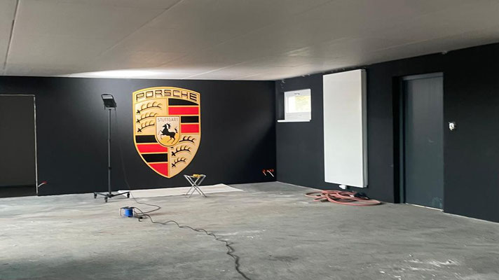 Wandmalerei Logo Porsche Warteraum neu gestaltet mit Wandpostern aus der Graffitidose vom Künstler