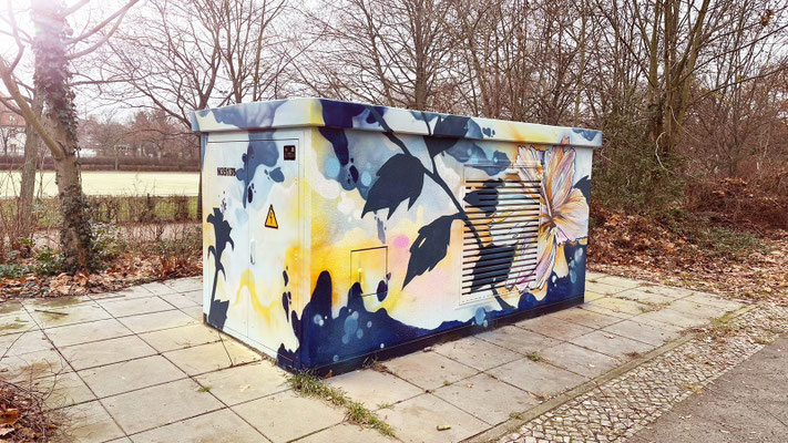 Seitenansicht der Trafostation mit fortlaufendem floralem Muster. Solche großflächigen Gestaltungen bietet Appolloart für Kommunen im gesamten Bundesgebiet an.