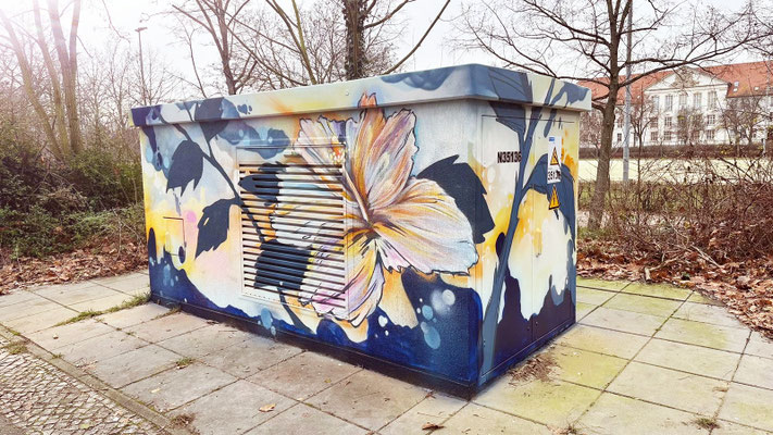 Modernes, grafisches Wandgemälde auf einem Zweckbau mit stilisierter Hibiskuspflanze. Hochwertiger Graffiti-Service für Unternehmen und Städte, verfügbar in ganz Deutschland.