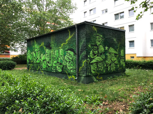 Professionelle Fassadenmalerei mit Sprühdose auf grobem Rauputz. Das Graffiti-Motiv passt sich der schwierigen Struktur an. Wir sind Spezialisten für diverse Untergründe, deutschlandweit.