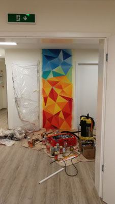 Illusionsmalerei & Wandbild-Design: Kontraste und Tiefe mit Sprühdose im Feuerwehr-Motiv.
