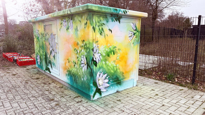 Beispiel für moderne Fassadenbilder, die das Stadtbild massiv aufwerten. Dieses farbintensive Mural demonstriert, wie wir Wohnumfelder optisch verbessern, verfügbar als Dienstleistung in ganz Deutschland.