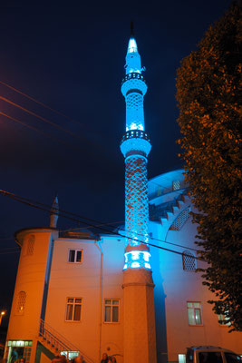 Die Moschee von Dedeler bei Dunkelheit