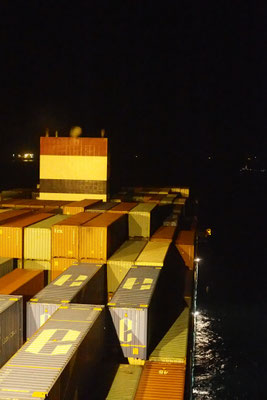 Containerschiff im dunkeln