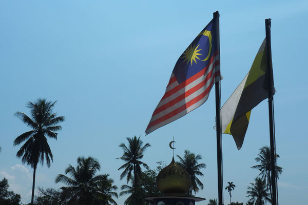 Moscheen und Flaggen gibts überall  - Radreise - Cycletouring - Thailand