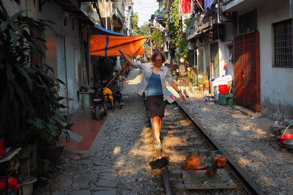 selbst in Hanoi zwischen den Häusern, auf den Schienen laufen die Hühner hier frei herum