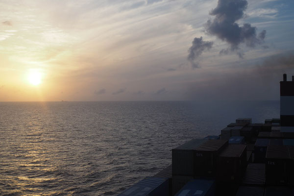 Sonnenuntergang auf hoher See - Radreise / Cycletouring - Alles in 12 Taschen