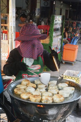 Wir versuchen so oft wie möglich Essen von solchen Straßenständen zu probieren