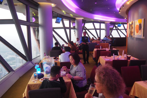 Das Atmosphere 360 ist ein sich drehendes Restaurant im KL Tower - Radreise/Cycletouring - Alles in 12 Taschen