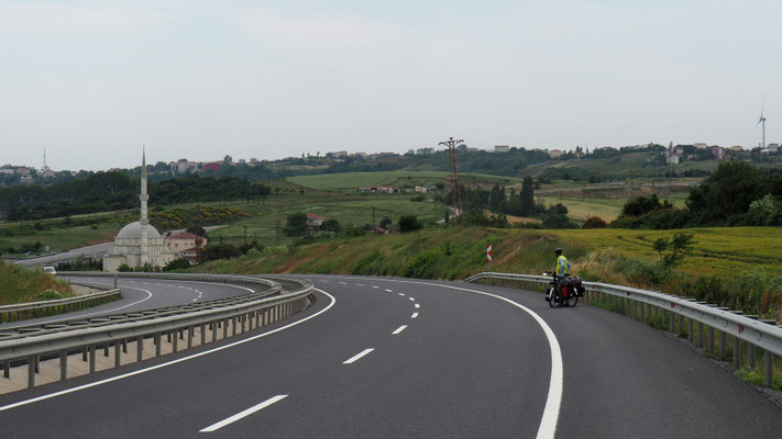 Moschee und Straße im Einklang