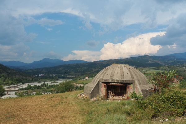 Angeblich gibt es zwischen 150 000 und 200 000 dieser Bunker in Albanien- Radreise Alles in 12 Taschen