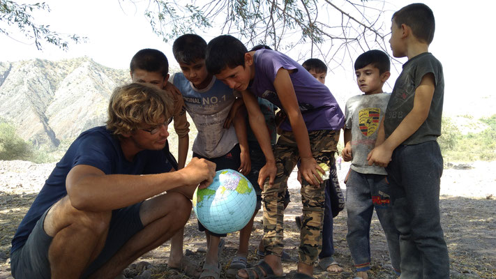 Stefan erklärt den Kindern die Welt!
